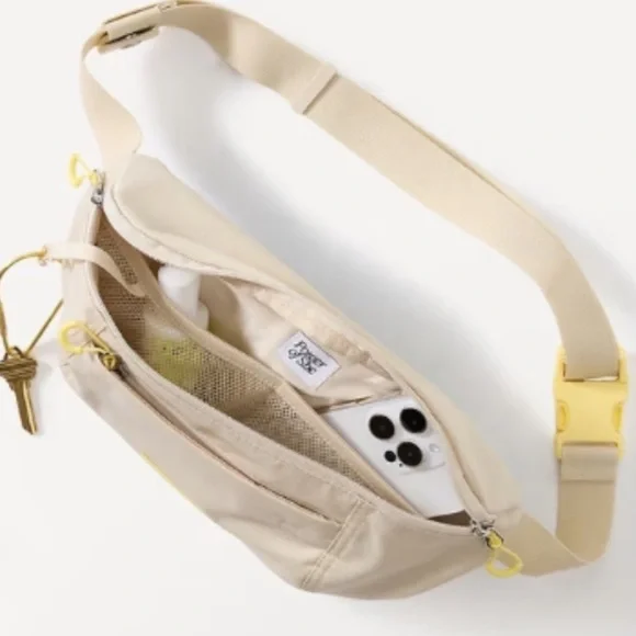 NWOT Athleta Cream/Yellow Large Crest Fanny Pack - Picture 3 of 4